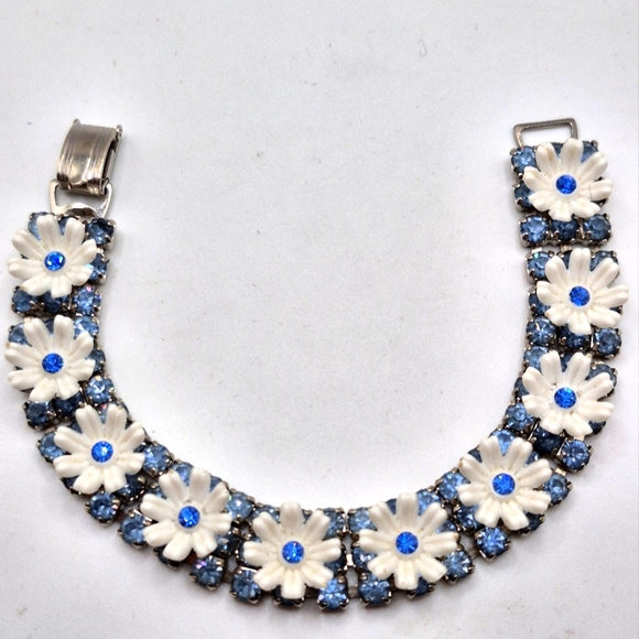 VTG White Flowers & Blue Rhinestones Silvertone Bracelet | Unsigned - Picture 5 of 7